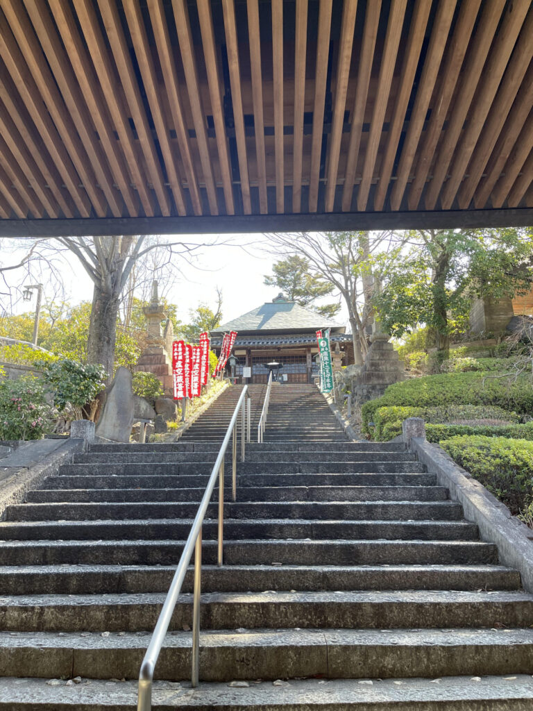 能満堂に続く階段