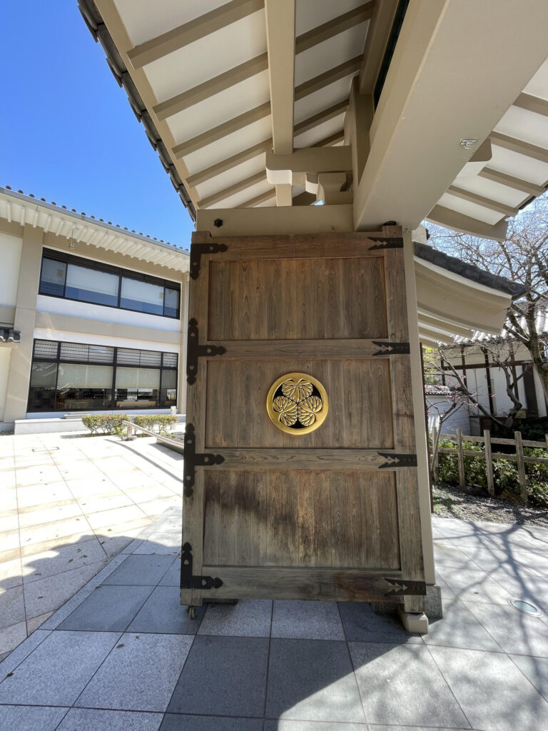 普照殿の入口門の家紋