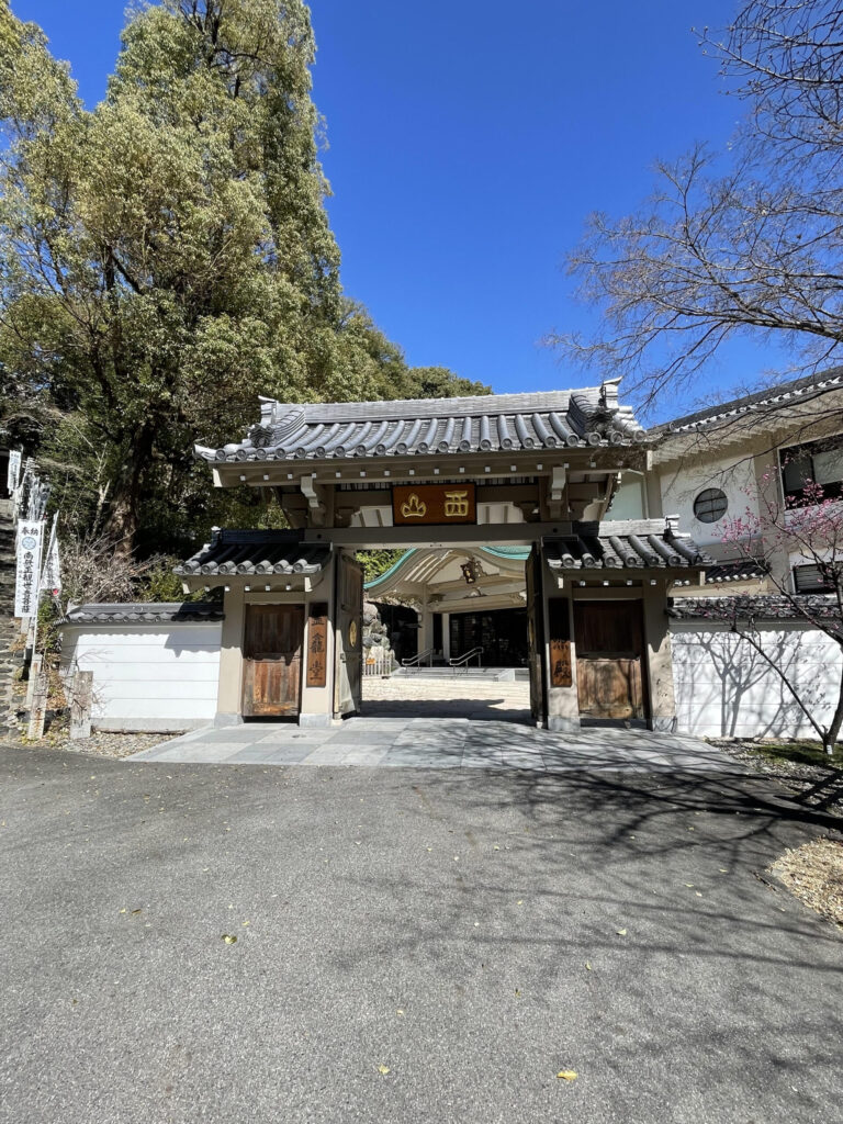 普照殿の入口門